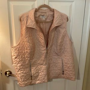 CJ Banks Women’s 2x quilted vest. Soft pink. Star-designed quilting.